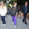 Charlie Sheen pose avec ses filles alors qu'il arrive au concert de Billie Eilish au théâtre Greek à Los Angeles, le 11 juillet 2019.