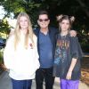 Charlie Sheen pose avec ses filles alors qu'il arrive au concert de Billie Eilish au théâtre Greek à Los Angeles, le 11 juillet 2019.