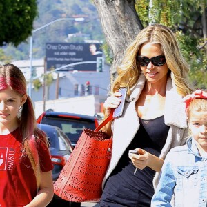 Denise Richards emmène ses filles Sam et Lola chez le dermatologue à Los Angeles, le 9 mars 2015