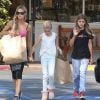 Denise Richards fait du shopping pour "Memorial Day" avec ses filles Sam et Lola à Beverly Glen, le 23 mai 2015