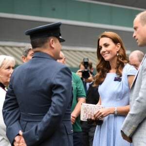 Le prince William, duc de Cambridge, et sa femme Catherine (Kate) Middleton, duchesse de Cambridge, rencontrent le staff du tournoi à leur arrivée à Wimbledon pour assister à la finale Federer vs Djokovic, à Londres le 14 juillet 2019.