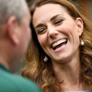 Le prince William, duc de Cambridge, et sa femme Catherine (Kate) Middleton, duchesse de Cambridge, rencontrent le staff du tournoi à leur arrivée à Wimbledon pour assister à la finale Federer vs Djokovic, à Londres le 14 juillet 2019.