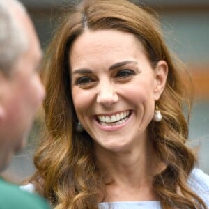 Le prince William, duc de Cambridge, et sa femme Catherine (Kate) Middleton, duchesse de Cambridge, rencontrent le staff du tournoi à leur arrivée à Wimbledon pour assister à la finale Federer vs Djokovic, à Londres le 14 juillet 2019.