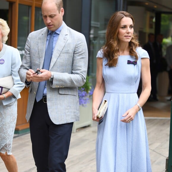 Le prince William, duc de Cambridge, et sa femme Catherine (Kate) Middleton, duchesse de Cambridge, rencontrent le staff du tournoi à leur arrivée à Wimbledon pour assister à la finale Federer vs Djokovic, à Londres le 14 juillet 2019.