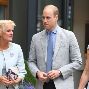 Le prince William, duc de Cambridge, et sa femme Catherine (Kate) Middleton, duchesse de Cambridge, rencontrent le staff du tournoi à leur arrivée à Wimbledon pour assister à la finale Federer vs Djokovic, à Londres le 14 juillet 2019.