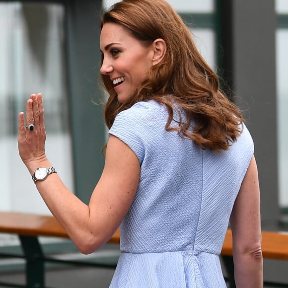 Le prince William, duc de Cambridge, et sa femme Catherine (Kate) Middleton, duchesse de Cambridge, rencontrent le staff du tournoi à leur arrivée à Wimbledon pour assister à la finale Federer vs Djokovic, à Londres le 14 juillet 2019.