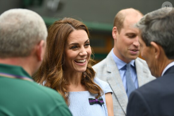 Le prince William, duc de Cambridge, et sa femme Catherine (Kate) Middleton, duchesse de Cambridge, rencontrent le staff du tournoi à leur arrivée à Wimbledon pour assister à la finale Federer vs Djokovic, à Londres le 14 juillet 2019.