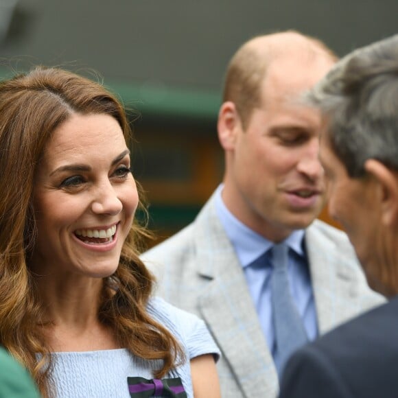 Le prince William, duc de Cambridge, et sa femme Catherine (Kate) Middleton, duchesse de Cambridge, rencontrent le staff du tournoi à leur arrivée à Wimbledon pour assister à la finale Federer vs Djokovic, à Londres le 14 juillet 2019.