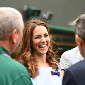 Le prince William, duc de Cambridge, et sa femme Catherine (Kate) Middleton, duchesse de Cambridge, rencontrent le staff du tournoi à leur arrivée à Wimbledon pour assister à la finale Federer vs Djokovic, à Londres le 14 juillet 2019.