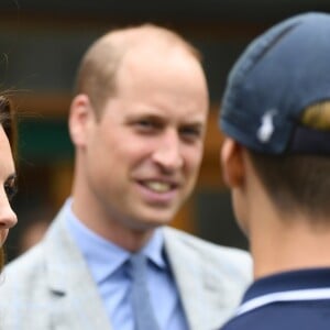 Le prince William, duc de Cambridge, et sa femme Catherine (Kate) Middleton, duchesse de Cambridge, rencontrent le staff du tournoi à leur arrivée à Wimbledon pour assister à la finale Federer vs Djokovic, à Londres le 14 juillet 2019.