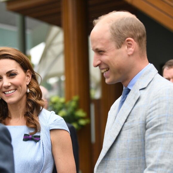 Le prince William, duc de Cambridge, et sa femme Catherine (Kate) Middleton, duchesse de Cambridge, rencontrent le staff du tournoi à leur arrivée à Wimbledon pour assister à la finale Federer vs Djokovic, à Londres le 14 juillet 2019.