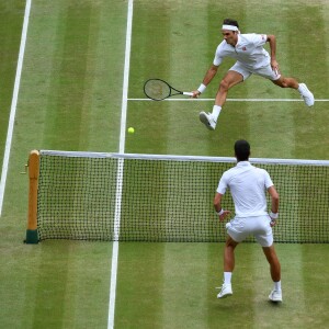 Roger Federer et Novak Djokovic s'affrontent en finale de Wimbledon à Londres, le 14 juillet 2019.