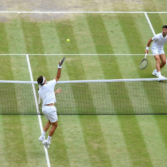 Roger Federer et Novak Djokovic s'affrontent en finale de Wimbledon à Londres, le 14 juillet 2019.
