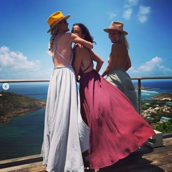 Laeticia Hallyday, Sandra Sisley et Liliane Jossua en robes dos nu lors de vacances à Saint-Barthélemy le 16 juillet 2019. 