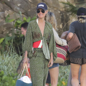 Exclusif - Laeticia Hallyday - Laeticia Hallyday, sa mère Françoise Thibault, ses filles Jade et Joy, Sylviane sur la plage Gouveneur Bay à Saint-Barthélemy, le 19 février 2019.