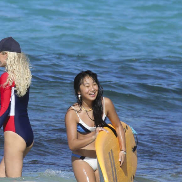 Exclusif - Laeticia Hallyday et sa fille Jade - Jade et Joy Hallyday prennent leur première leçon de surf sur la plage de Lorient avec leur mère Laeticia à Saint-Barthélemy, le 18 février 2019.