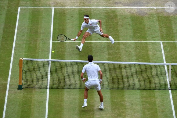 Roger Federer et Novak Djokovic s'affrontent en finale de Wimbledon à Londres, le 14 juillet 2019.