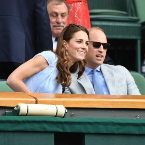 Le prince William, duc de Cambridge, et Catherine (Kate) Middleton, duchesse de Cambridge, assistent à la finale homme du tournoi de Wimbledon "Novak Djokovic - Roger Federer (7/6 - 1/6 - 7/6 - 4/6 - 13/12)" à Londres. Catherine (Kate) Middleton, duchesse de Cambridge, est venue remettre les trophées aux joueurs. Londres, le 14 juillet 2019.