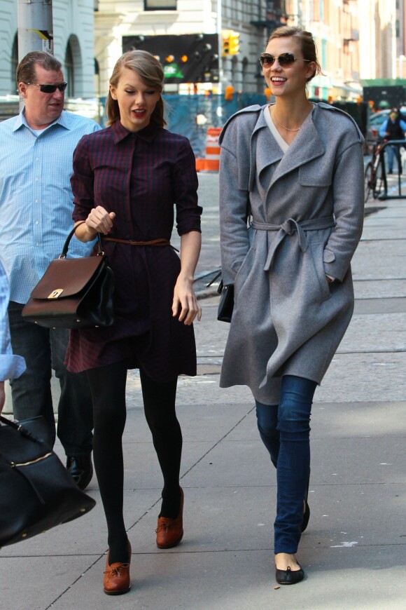 Taylor Swift et Karlie Kloss se promènent dans les rues de New York, le 3 avril 2014.