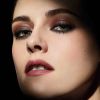 L'actrice Kristen Stewart pose pour la nouvelle campagne de la gamme "Noir et Blanc" de la marque de cosmétiques Chanel. Paris. Le 16 juillet 2019.