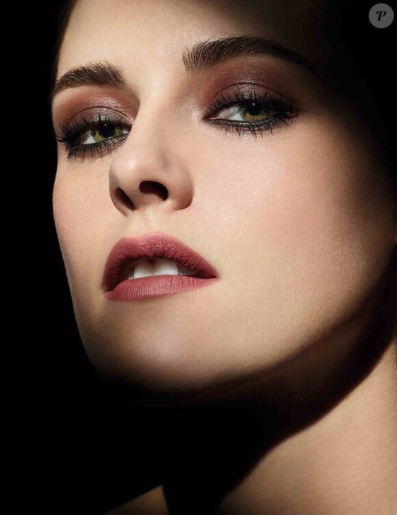 L'actrice Kristen Stewart pose pour la nouvelle campagne de la gamme "Noir et Blanc" de la marque de cosmétiques Chanel. Paris. Le 16 juillet 2019.