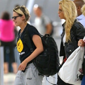 Kristen Stewart et sa compagne Stella Maxwell arrivent à l'aéroport JFK (international John F. Kennedy) à New York City, New York, Etats-Unis, le 8 juillet 2019.