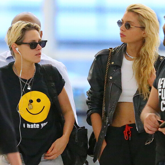 Kristen Stewart et sa compagne Stella Maxwell arrivent à l'aéroport JFK (international John F. Kennedy) à New York City, New York, Etats-Unis, le 8 juillet 2019.