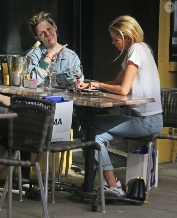 Kristen Stewart et sa compagne Stella Maxwell passent la journée ensemble à New York le 11 juin 2019.