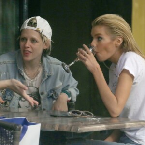 Kristen Stewart et sa compagne Stella Maxwell passent la journée ensemble à New York le 11 juin 2019.
