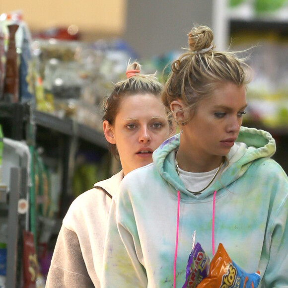 Kristen Stewart est de retour avec sa compagne Stella Maxwell! Tard dans la nuit elles font leurs courses dans une supérette de New York., New York, le 10 juin 2019.