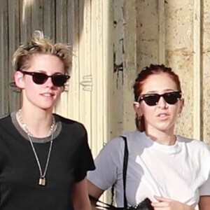 Kristen Stewart et sa nouvelle compagne Sara Dinkin sortent d'un salon de beauté à Los Angeles le 22 décembre 2018.