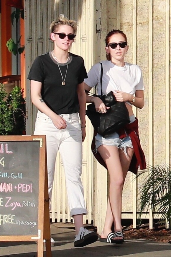 Kristen Stewart et sa nouvelle compagne Sara Dinkin sortent d'un salon de beauté à Los Angeles le 22 décembre 2018.