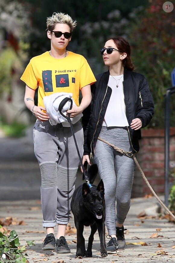 Kristen Stewart qui s'est apparemment séparée de sa petite amie Stella Maxwell, se promène avec sa nouvelle compagne Sara Dinkin à Los Feliz le 21 décembre 2018.