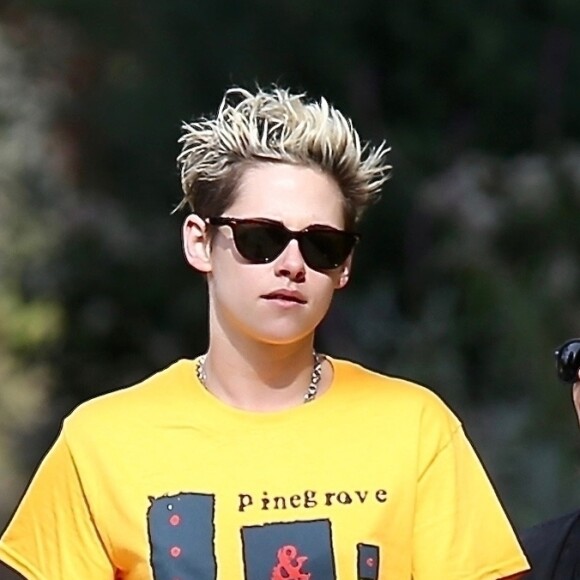 Kristen Stewart qui s'est apparemment séparée de sa petite amie Stella Maxwell, se promène avec sa nouvelle compagne Sara Dinkin à Los Feliz le 21 décembre 2018.
