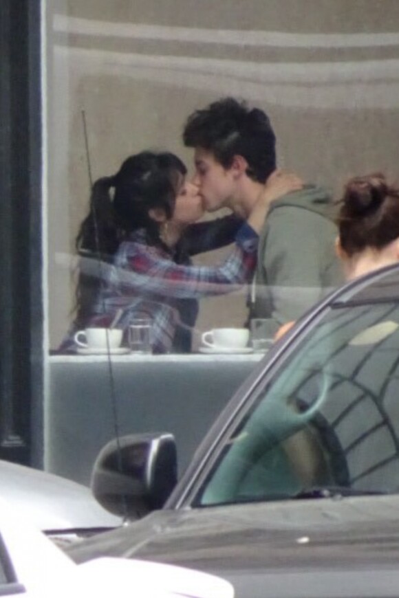 Camila Cabello et Shawn Mendes s'embrassent dans un café à San Francisco en Californie. Les interprètes de 'Senorita' semblent sortir du lit. 13/07/2019 - San Francisco