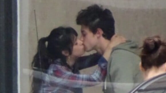 Shawn Mendes et Camila Cabello en couple : ils s'embrassent enfin en public