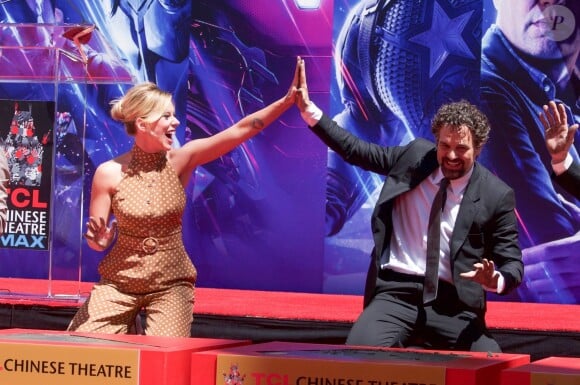 Scarlett Johansson, Mark Ruffalo - Toute l'équipe de Marvel Studios Avengers: Endgame laissent leurs empreintes sur le ciment lors d'une cérémonie au Chinese Theatre à Hollywood, Los Angeles, le 23 avril 2019