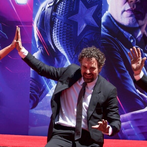 Scarlett Johansson, Mark Ruffalo - Toute l'équipe de Marvel Studios Avengers: Endgame laissent leurs empreintes sur le ciment lors d'une cérémonie au Chinese Theatre à Hollywood, Los Angeles, le 23 avril 2019