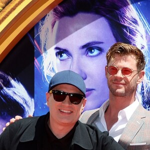 Kevin Feige, Chris Hemsworth, Chris Evans, Robert Downey Jr., Scarlett Johansson, Jeremy Renner et Mark Ruffalo - Toute l'équipe de Marvel Studios Avengers: Endgame laissent leurs empreintes sur le ciment lors d'une cérémonie au Chinese Theatre à Hollywood, Los Angeles, le 23 avril 2019