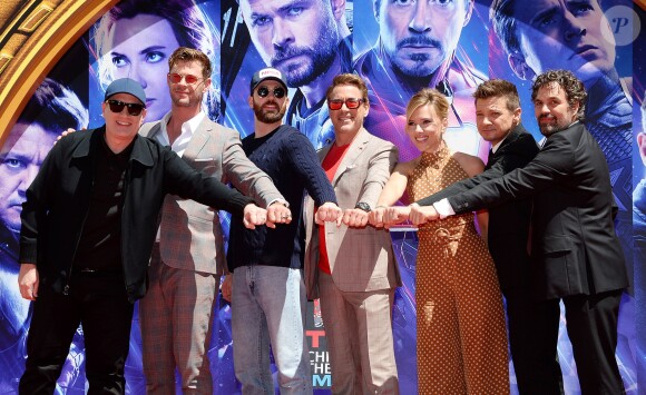 Kevin Feige, Chris Hemsworth, Chris Evans, Robert Downey Jr., Scarlett Johansson, Jeremy Renner et Mark Ruffalo - Toute l'équipe de Marvel Studios Avengers: Endgame laissent leurs empreintes sur le ciment lors d'une cérémonie au Chinese Theatre à Hollywood, Los Angeles, le 23 avril 2019