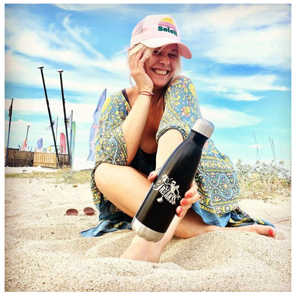 Flavie Flament radieuse à la plage, le 17 juillet 2019