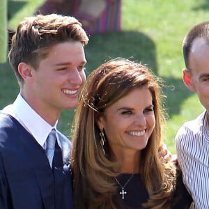 Maria Shriver et son fils Patrick Schwarzenegger lors de sa remise de diplôme à Los Angeles en 2012.