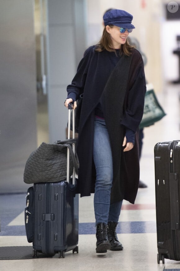 Exclusif - Anne Hathaway arrive à l'aéroport de JFK à New York, le 12 juin 2019