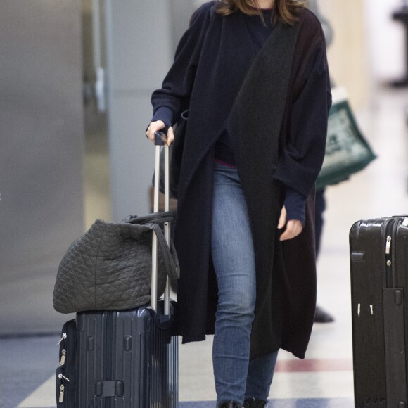 Exclusif - Anne Hathaway arrive à l'aéroport de JFK à New York, le 12 juin 2019