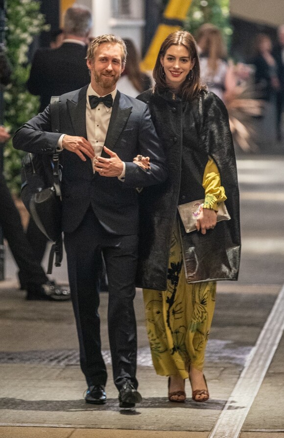 Anne Hathaway et son mari Adam Shulman - Exclusif - Les célébrités arrivent au diner après avoir assisté au mariage de Lady G. Windsor et T. Kingston dans la chapelle Saint-Georges du château de Windsor, le 19 mai 2019.