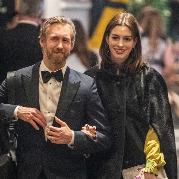 Anne Hathaway et son mari Adam Shulman - Exclusif - Les célébrités arrivent au diner après avoir assisté au mariage de Lady G. Windsor et T. Kingston dans la chapelle Saint-Georges du château de Windsor, le 19 mai 2019.