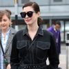 Anne Hathaway arrive à l'aéroport Heathrow, elle porte une combinaison noire et des mules plates en cuir noire, Londres, le 8 avril 2019.