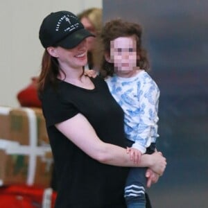 Anne Hathaway arrive avec son fils Jonathan dans les bras à l'aéroport de JFK à New York, le 7 juin 2019. 