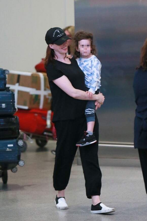 Anne Hathaway arrive avec son fils Jonathan dans les bras à l'aéroport de JFK à New York, le 7 juin 2019. 