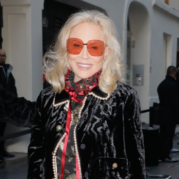 Faye Dunaway arrive au défilé Gucci lors de la mode féminine printemps/été 2019 pendant la Fashion Week de Paris au Palace à Paris, France, le 24 septembre 2018.